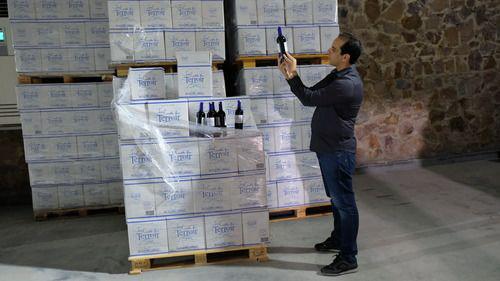 10月11日,在摩洛哥小镇鲁马尼,红农场酒庄总经理萨耶检查库存葡萄酒的包装。新华社记者陈斌杰摄