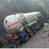  怀化沅陵：液化气罐车侧翻国道 当地紧急处置恢复通行
