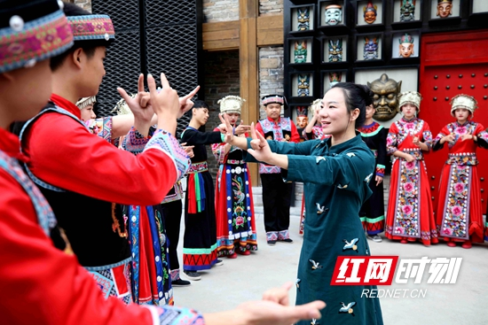 “中国非遗形象大使”华一参访武陵源 交流非遗文化
