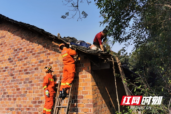 视频丨邵阳：八旬老人被困屋顶 消防指战员紧急救援