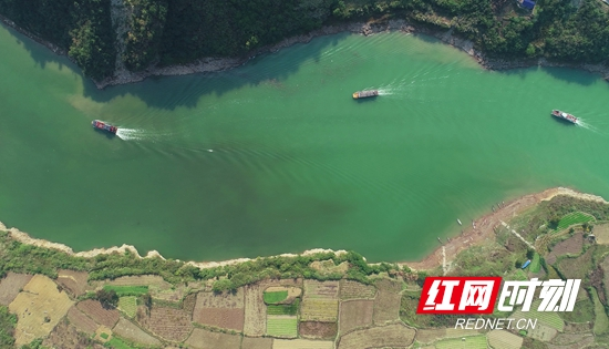 张家界茅岩河风景区：秋日碧水漾轻舟