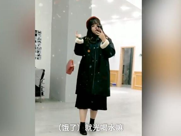 180斤大码女模为双11每天吃一顿：饿了喝水看吃播