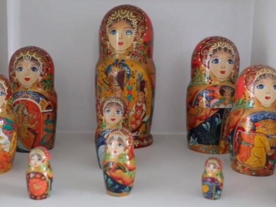 去俄罗斯买套娃？都是中国东北小镇产的