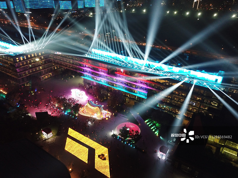 2019年11月10日晚，一年一度的“双11”购物节之夜，位于杭州的阿里巴巴集团总部亮起七彩射灯，为网购热潮造势。