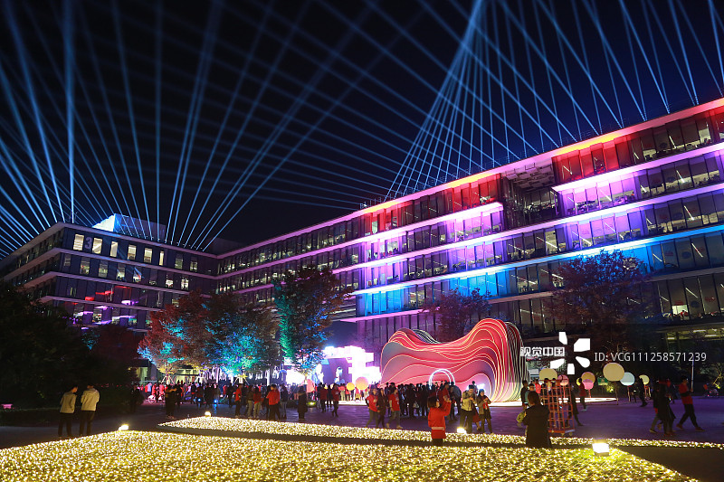 2019年11月10日晚，一年一度的“双11”购物节之夜，位于杭州的阿里巴巴集团总部亮起七彩射灯，为网购热潮造势。