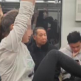 熊孩子地铁玩“吊环”使劲晃，上海地铁：请遵守规则