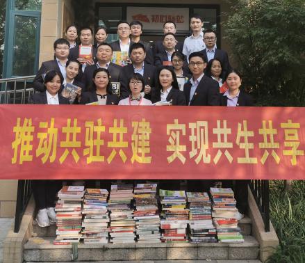 在地党员周畅发动所在支部捐书200余册.jpg