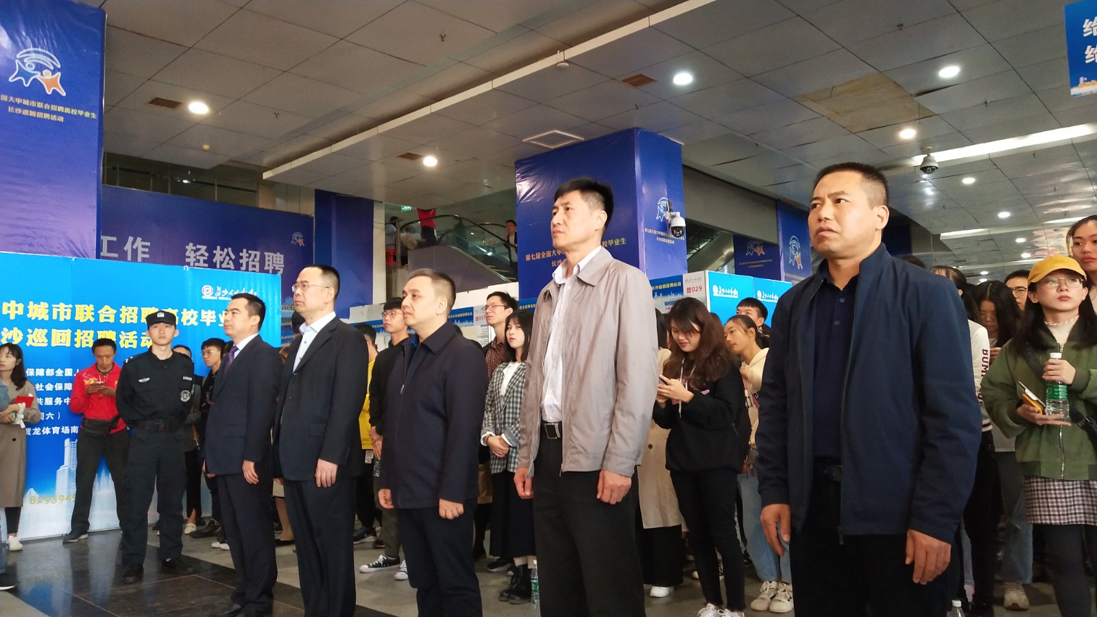 第七届全国大中城市联合招聘高校毕业生长沙巡回招聘活动今天在长沙人才市场举行。图为活动现场。均为长沙晚报全媒体记者 周小华 摄