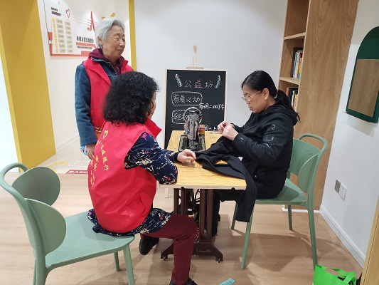 社区公益坊正开展缝补、理发、义诊活动.jpg