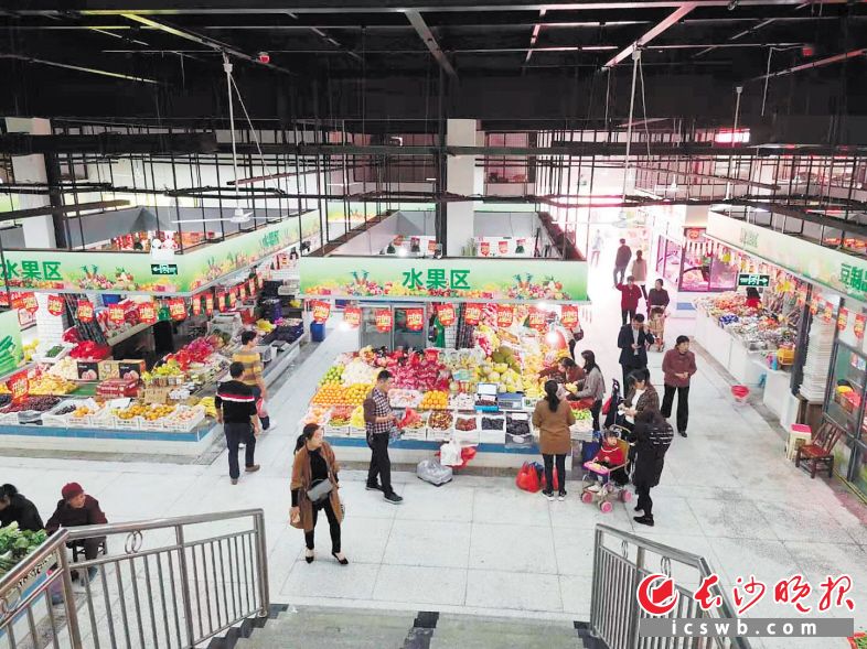 　　↑望城区莲湖农贸市场提质改造后重新开业。均为长沙晚报全媒体记者朱华摄