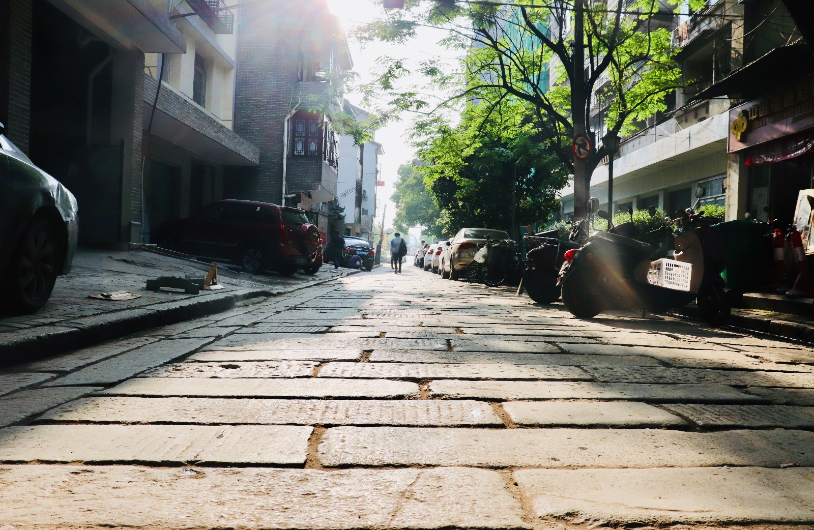 潮宗街上的悠悠青石板路，烙上无数历史文化名人的足印。  长沙晚报全媒体记者 李卓 摄