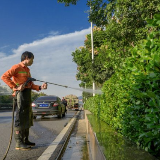 “清洁长沙”在行动 绿化带叶面精细化除尘原来是这样的
