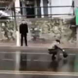 雨后路面结薄冰，东北人冬季出行全靠“滑”