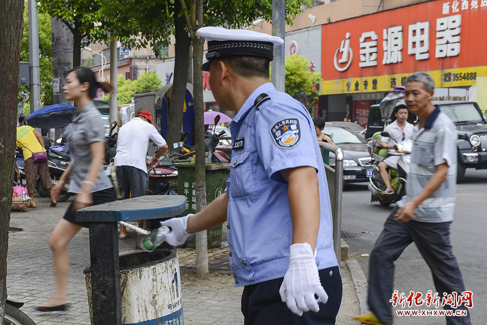 闷热的天气，容易口渴，一瓶矿泉水罗晓雄一口气就喝光了，他习惯性地走到垃圾桶旁将空瓶放进去。目前新化正在进行“讲卫生、讲文明”的双创工作，此项工作开展得卓有成效，现在道路干净了，城市也整洁了，我们不但要有良好的交通秩序，还要有文明卫生的生活环境，这一切，都得靠我们自己来呵护。