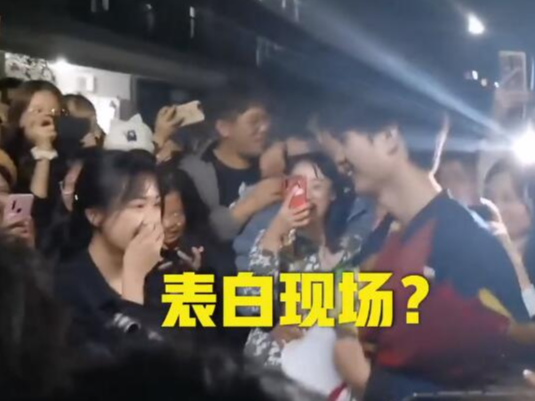 迷之尴尬！男生捧花表白跑错校区 喊来同名女生