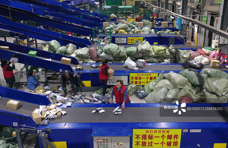 2019年11月12日凌晨，湖南衡阳，中国邮政集团公司湖南省分公司衡阳邮区中心局分拣中心的工作人员在分拣快递。