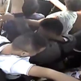 车厢内6人联手偷手机，公交司机停车怒斥