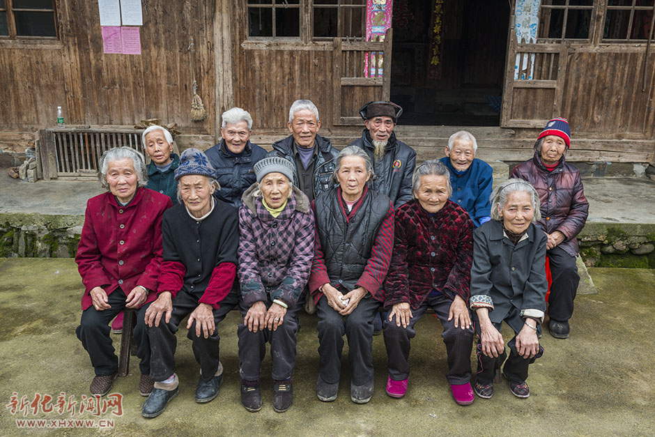 坪溪村部分80岁以上的老人聚集在一起合影。坪溪村位于新化县西部的奉家镇，这里松竹苍翠、溪水淙淙，森林覆盖率达80%以上。全村共490人，60岁以上的多达80人，约占全村的六分之一，其中90岁以上4人，可谓是名副其实的长寿村。