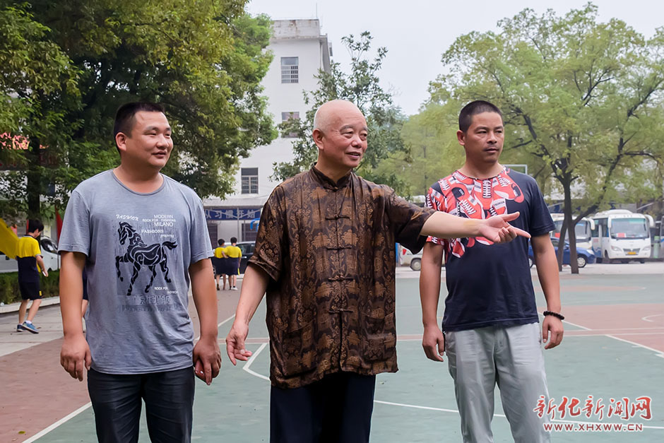 西征先生虽声震寰宇，荣誉等身，但先生一生却低调勤俭，乐施济困，他每年都会捐大笔钱给相关机构帮助那些需要帮助的人。先生在工作上非常追求完美，行事严谨，事必恭亲。图为先生在东方教育集团校园视察时指出哪些地方还必须改进完善。