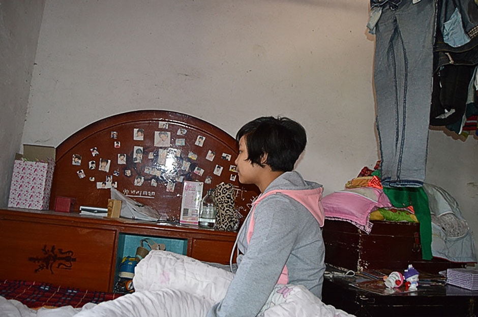 黎星的床头贴满了帅哥美女的图片，他们的青春飞扬一直是黎星的渴望。每次上床，黎星都要看上一会儿，从帅哥美女中寻求安慰。