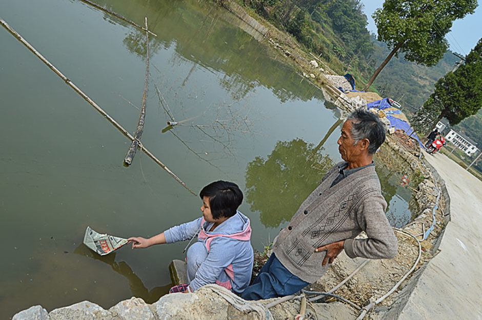 槽头冲村没有江河，没有大溪流，课本里解读的大海又是如何模样？在纸船承载黎星梦想起航的时候，爷爷黎茂生怕体弱的孙女跌入水中，常常是紧紧跟在身后，生怕她有什么闪失。