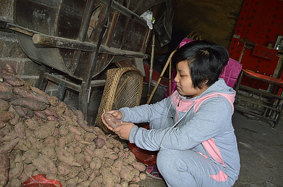 休学在家的黎星做些力所能及的事，帮着选择红薯煮着吃。从小喜欢吃红薯的黎星因为胃口差，已很少吃红薯了。手里拿着红薯，黎星浅浅地笑了。