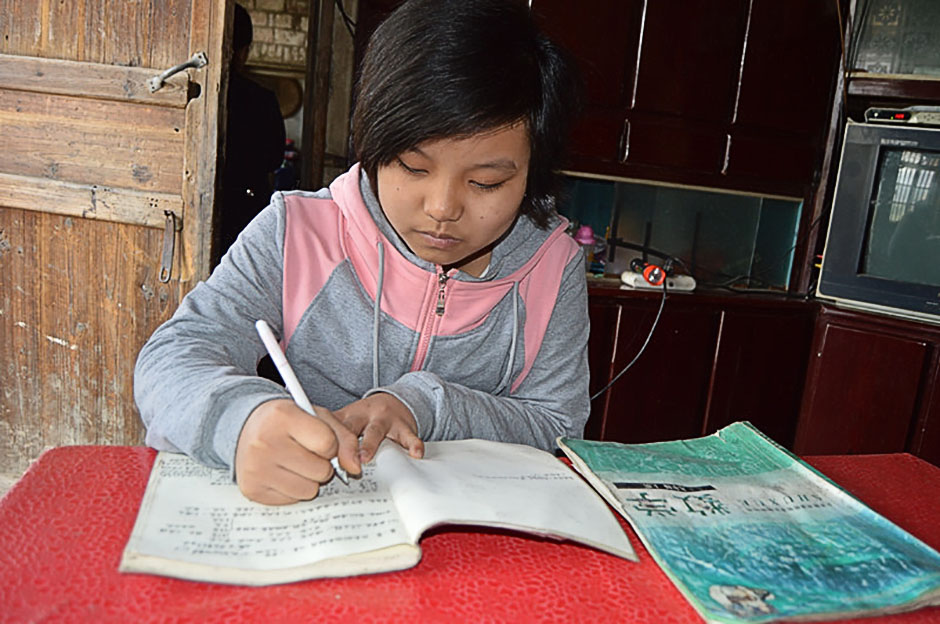 黎星做梦都想读书。黎星拿出先前的作业本，改做以前做错了作业题。