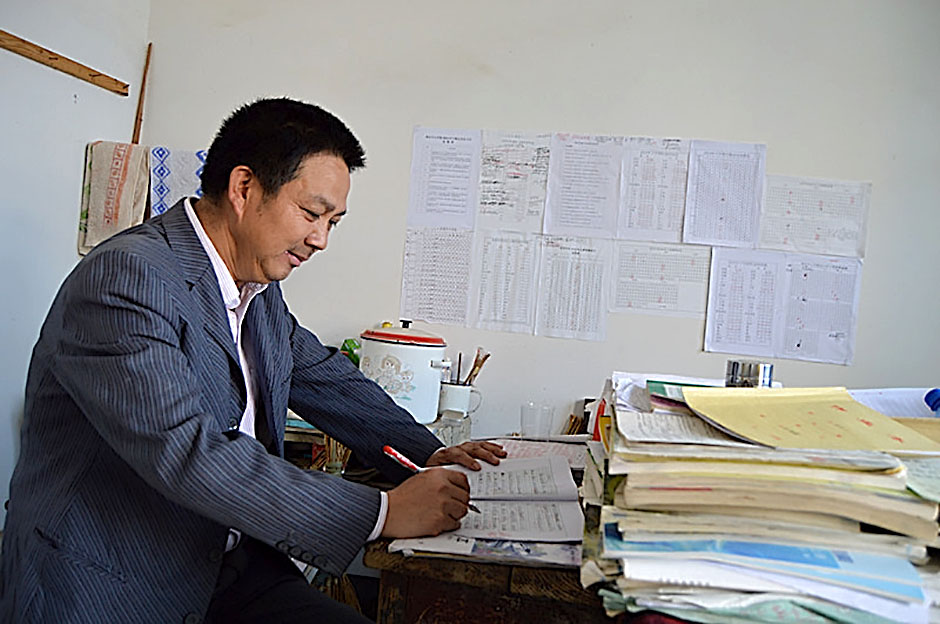 毛坪中学的康春元老师对学生黎星的休学很是无奈。康老师批改学生作业时，偶尔会翻出自己学生没有拿回家的作业本，习惯性地批改。