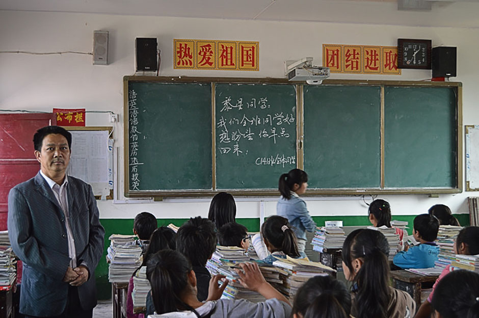 黎星就读的141班黑板上写着师生们的心专声：黎星同学，我们全班同学好想盼望你早点回来。
