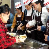 义工服务暖心为民 让主题教育成效落到实践