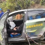 千钧一发！出租车坠下130米陡坡，他徒手掰车门救人！