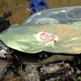 千钧一发！出租车坠下130米陡坡，他徒手掰车门救人！