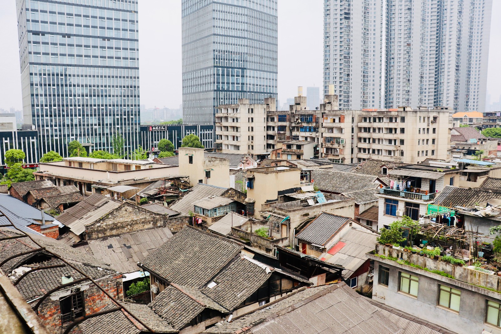 被摩登大厦包围的潮宗街历史文化街区，文化积淀深厚，区位优势突出，是文创设计机构入驻的好码头。  长沙晚报全媒体记者 李卓 摄