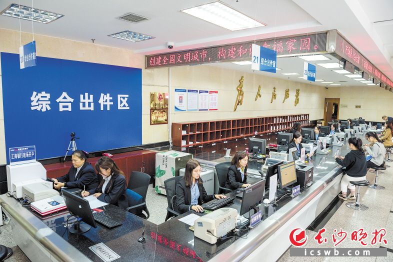 　　雨花区针对新办企业推出并联式集成服务模式，该区市场监督管理局服务大厅内，企业开办所需环节一站式办理。 陈飞 摄