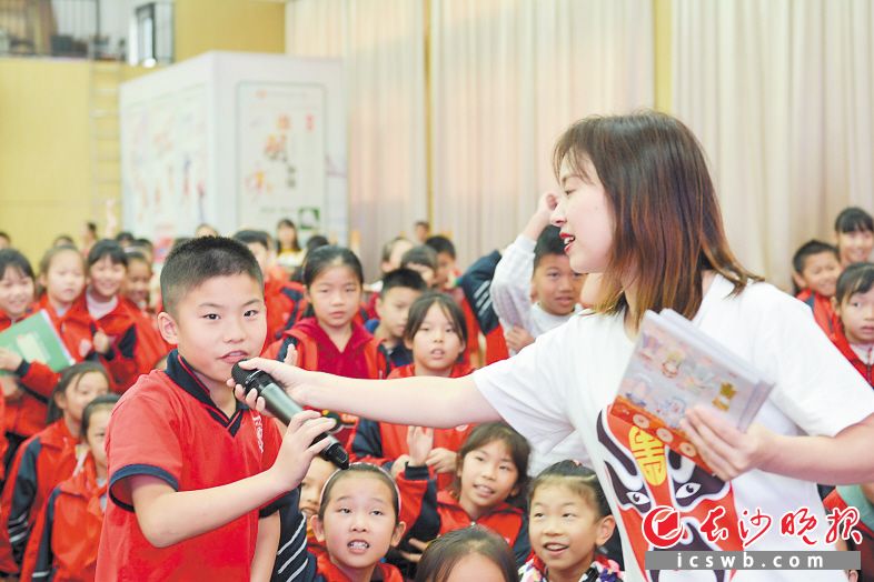 　　10月17日，望城区星城实验小学的学生积极回答戏曲老师提出的相关问题。