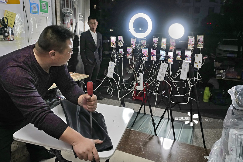 2019年11月9日，浙江金华，义乌北下朱村，一个昵称叫“海宁大哥”的主播，正在他的小店直播销售保暖裤。4年来，他的”老铁”有十万多，还带了好些直播弟子。