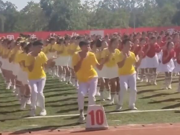 男生运动会C位领舞，妖娆舞姿走红