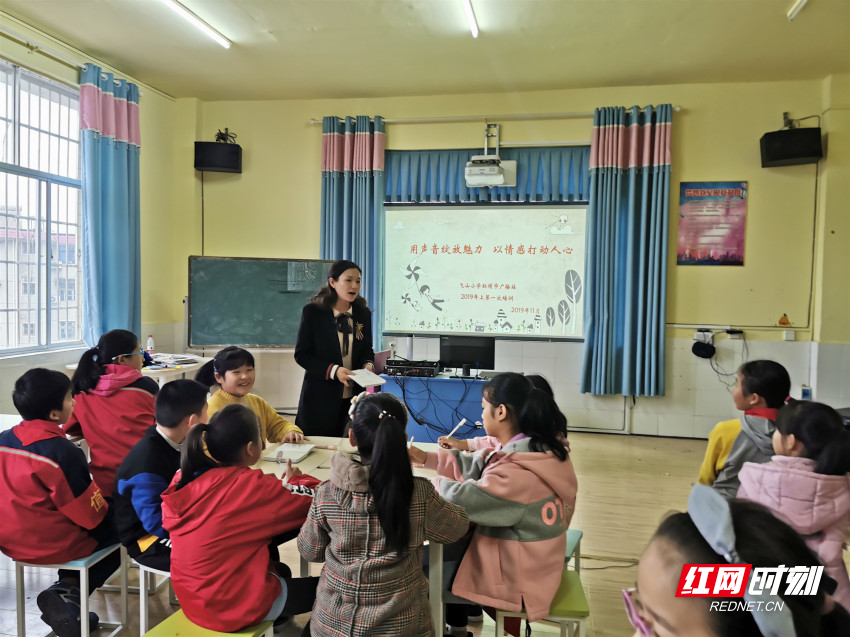 广播室辅导员老师正在授课（张丹 摄）.JPG