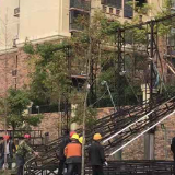 县城市管理和综合执法局依法拆除500平方米广告牌
