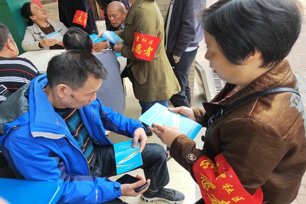 长望社区志愿者发放《长沙市民文明手册》.jpg