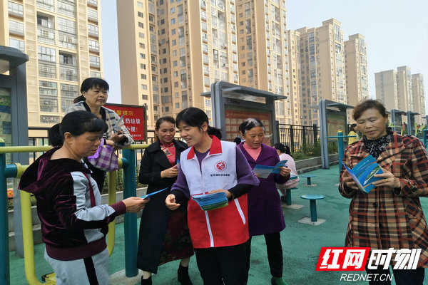 发放文明手册.jpg 发放文明手册.jpg