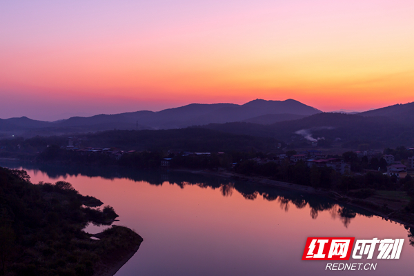 11月11日傍晚，湖南省永州市东安县紫溪市镇渌埠头“湘江第一湾”，一轮晚霞,染红天际，水天一色。.jpg