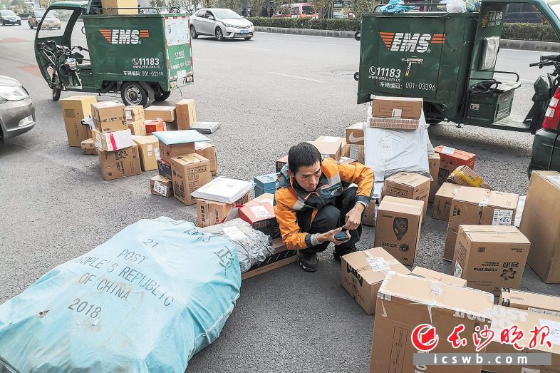 　　快递物流行业不断发展壮大，配送效率提升给消费者带来了更好的体验。图为一名快递员正准备分拣投送快递物品。IC供图