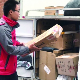 派件高峰提前到，快递小哥“忙得飞”
