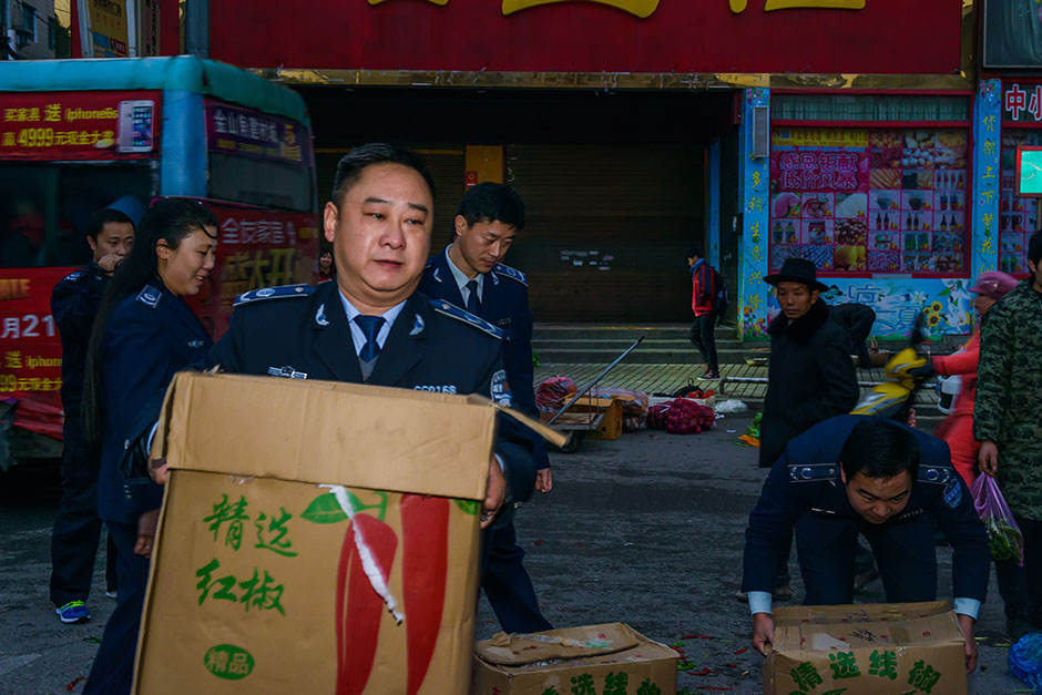 6：10，晏建农与他的队友们正帮着一位商贩将蔬菜放回车内。一边忙着，一边不时的向四周喊话:“已经六点多了，请尽快把你们的东西收起来。”,然后转过身来接着对记者说:“我们以劝导为主, 治理得多了,商贩都比较配合。有时看他们忙不过来，能搭把手就搭把手，城市的整洁靠大家，不能因为小部分人的利益而牺牲大部分人的利益。但是他们也确实不容易。