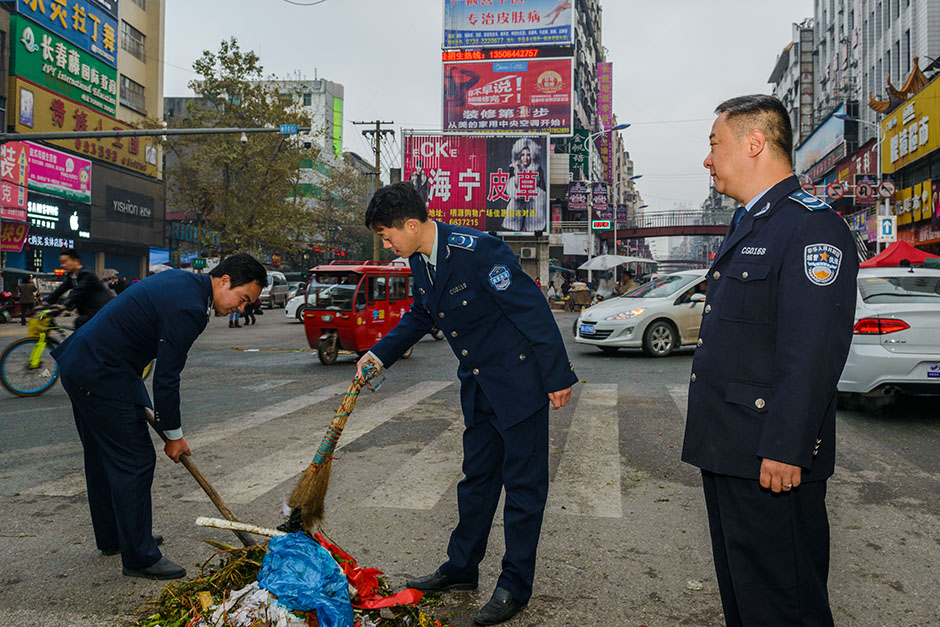 在城管人员的督促下，杂乱拥挤的道路慢慢畅通了。