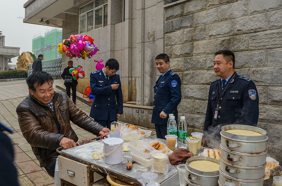 8:00， “同志，您好！道路两边不可以摆设摊点。”跟随城管执法队，我们一行人来到医院和学校附近对早餐摊点进行疏导。这样的话语，城管人每天要重复几百次。“对于这些摊点，我们一般都是劝导、警告，个别经营者经常与我们打 ‘游击战’，你一来，他就推走，等你们一走，他们又回来了。”晏建农很是无奈。
