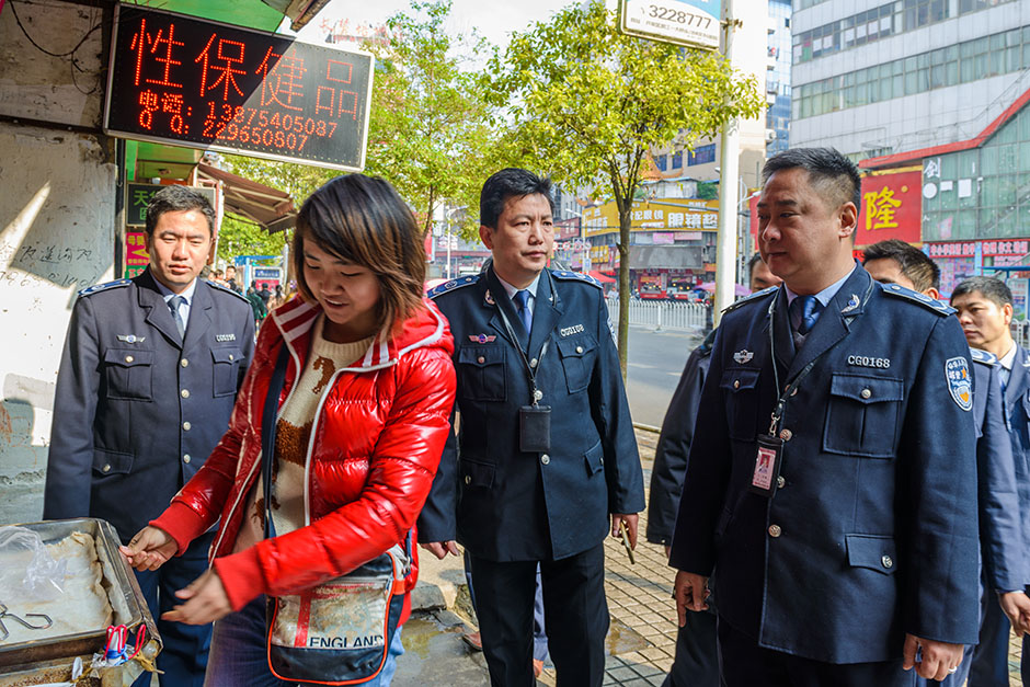 9:43，“您好，这个摊位摆放占用了人行道，既不美观又影响了行人的出行，麻烦尽快移回店内，不能再摆出来了。”在一家店铺门口，城管执法人员们对占道经营的业主进行劝导，并协助业主一同搬开占道物品。