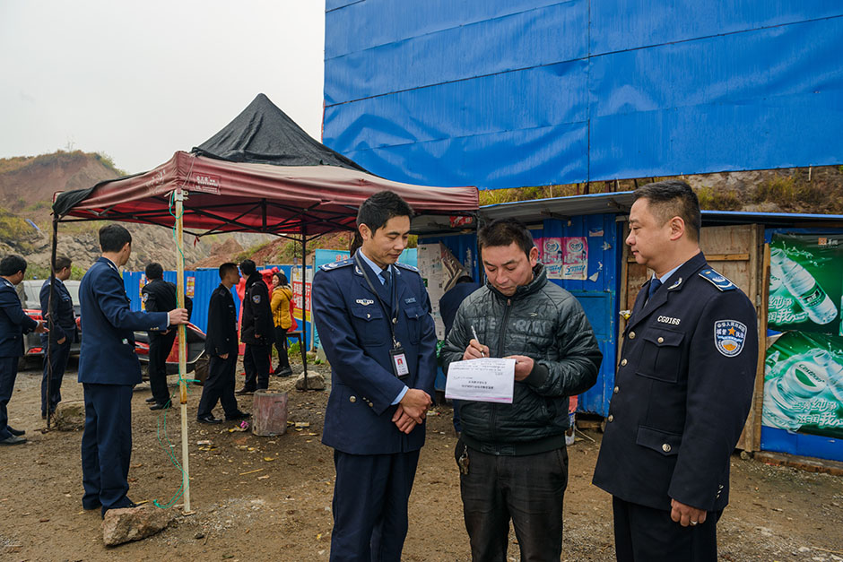 10：50，执法工作推进到高速路口，两个较为醒目的违章搭建棚引起了记者的注意，业主在执法人员的协助下，自发对所搭建的违章棚进行了拆除。
