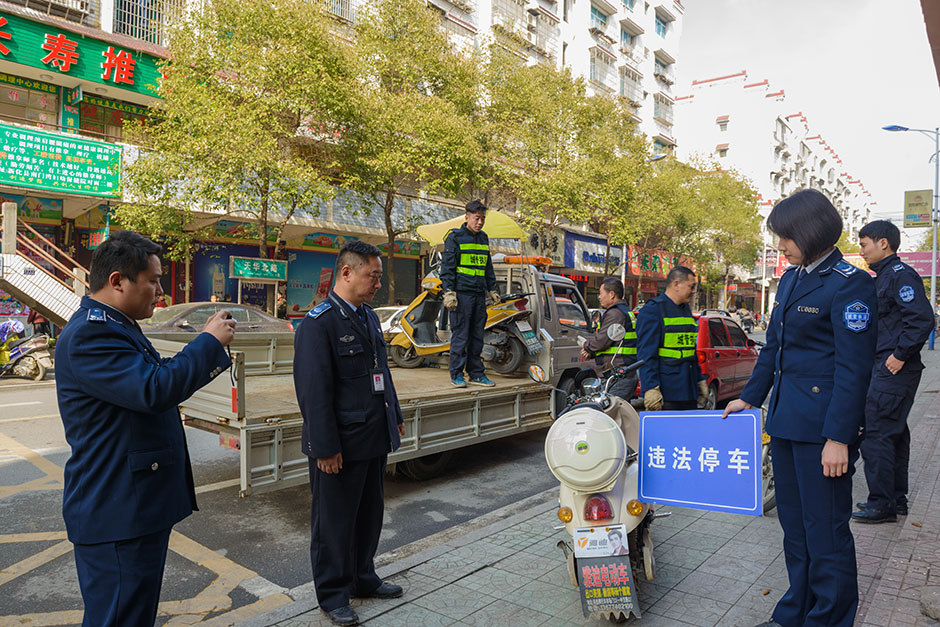 晏建農是新化縣城市管理執法大隊副大隊長, 從一名普通執法人員開始